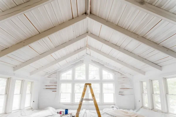 como pintar un techo de madera de blanco